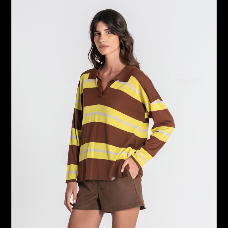 Camisola com gola tipo polo às riscas em castanho torrado, lima e bege. Corte solto e confortável para um ajuste descontraído.