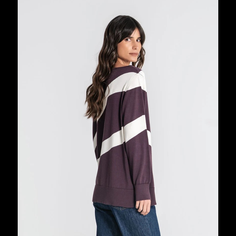 Camisola jacquard em padrão jacquard com riscas brancas sobre fundo beringela. Decote redondo clássico e mangas compridas que oferecem conforto e versatilidade para o dia a dia.