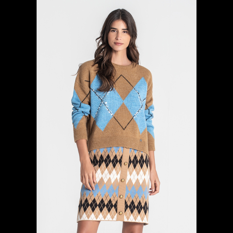 Camisola jacquard losangos em camel e azul. Camisola com detalhes bordados a lantejoulas.