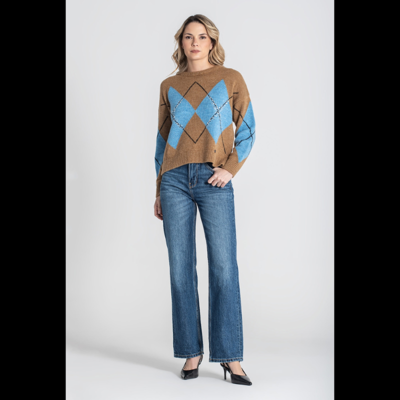 Camisola jacquard losangos em camel e azul. Camisola com detalhes bordados a lantejoulas.