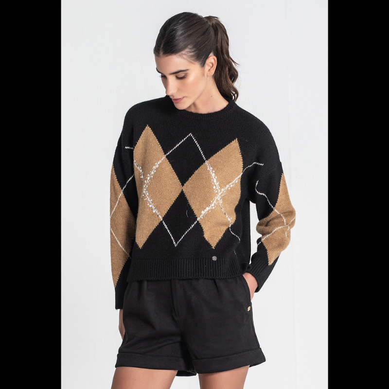 Camisola jacquard losangos em preto e camel. Camisola com detalhes bordados a lantejoulas.