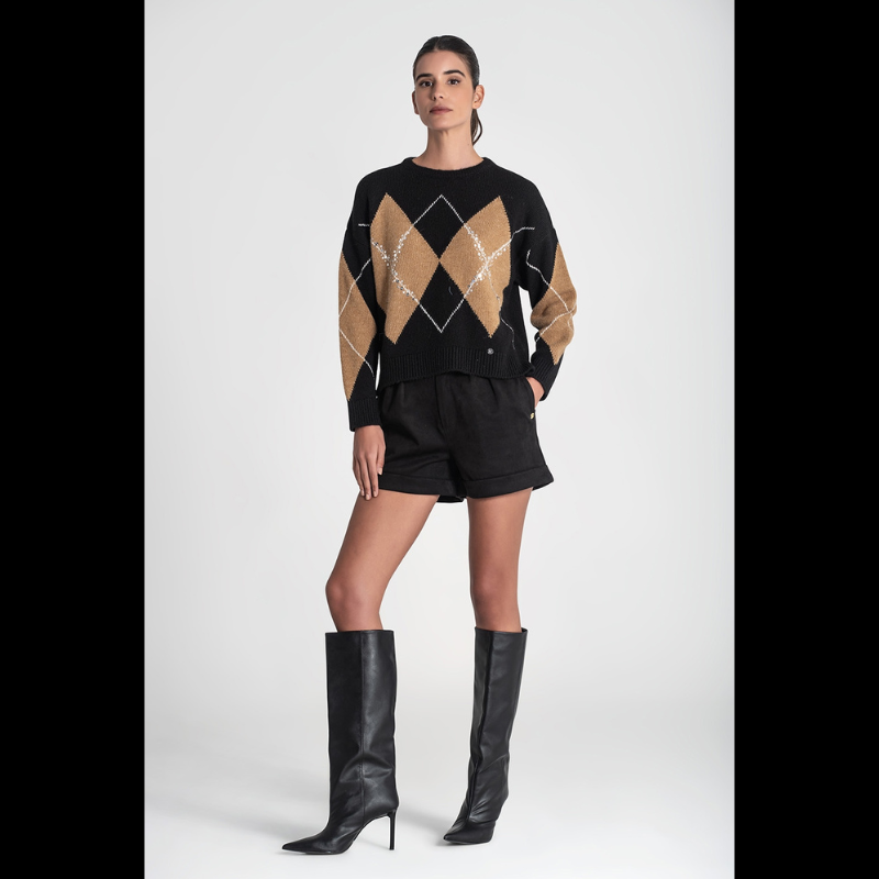 Camisola jacquard losangos em preto e camel. Camisola com detalhes bordados a lantejoulas.