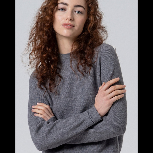 Camisola com gola perkings e manga reglã em cinzento. Punhos com pormenores.
Composição: 64%Poliéster b+ 30%Nylon + 6%Lã