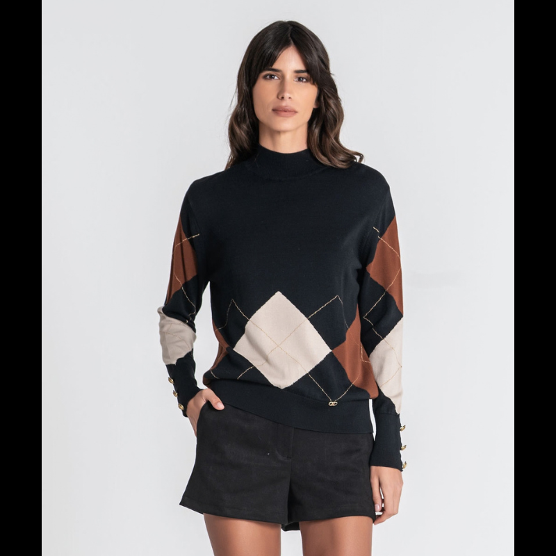 Camisola de malha com meia gola e padrão geométrico de losangos em bege e castanho sobre base preta. Mangas compridas terminam em punhos justos com três botões dourados. Detalhes em dourado realçam o design clássico.