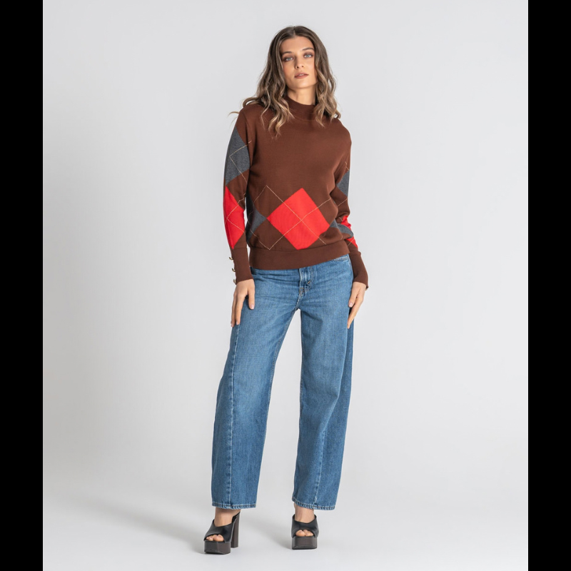 Camisola de malha com meia gola e padrão geométrico de losangos em vermelho e antracite sobre base em castanho torrado. Mangas compridas terminam em punhos justos com três botões dourados.