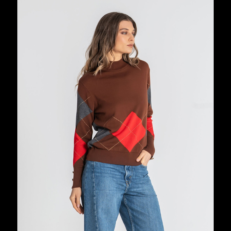 Camisola de malha com meia gola e padrão geométrico de losangos em vermelho e antracite sobre base em castanho torrado. Mangas compridas terminam em punhos justos com três botões dourados.