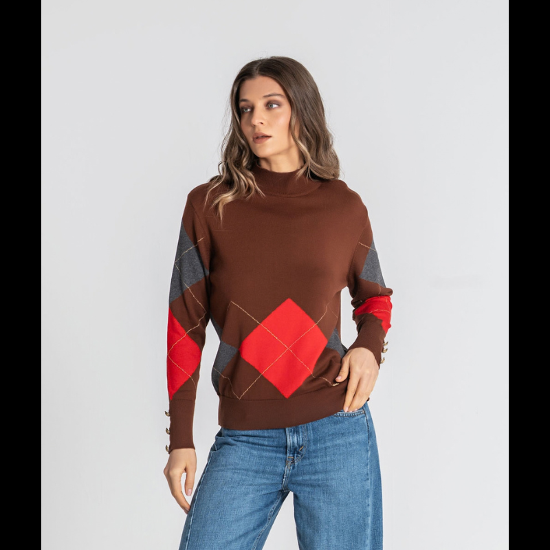 Camisola de malha com meia gola e padrão geométrico de losangos em vermelho e antracite sobre base em castanho torrado. Mangas compridas terminam em punhos justos com três botões dourados.