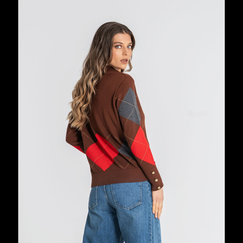 Camisola de malha com meia gola e padrão geométrico de losangos em vermelho e antracite sobre base em castanho torrado. Mangas compridas terminam em punhos justos com três botões dourados.