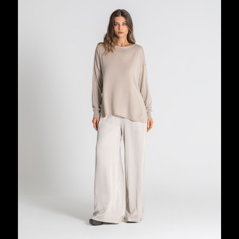 Camisola de malha fina, em bege, com manga comprida e decote redondo. O design oversize oferece um caimento solto e confortável, com comprimento mais alongado na parte traseira para um visual moderno e descontraído.