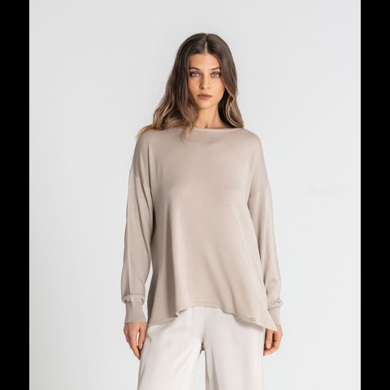 Camisola de malha fina, em bege, com manga comprida e decote redondo. O design oversize oferece um caimento solto e confortável, com comprimento mais alongado na parte traseira para um visual moderno e descontraído.