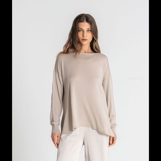 Camisola de malha fina, em bege, com manga comprida e decote redondo. O design oversize oferece um caimento solto e confortável, com comprimento mais alongado na parte traseira para um visual moderno e descontraído.