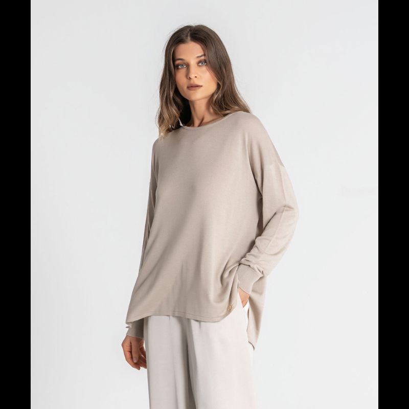 Camisola de malha fina, em bege, com manga comprida e decote redondo. O design oversize oferece um caimento solto e confortável, com comprimento mais alongado na parte traseira para um visual moderno e descontraído.