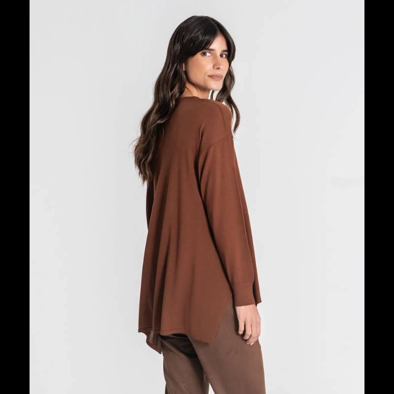 Camisola de malha fina, em castanho torrado, com manga comprida e decote redondo. O design oversize oferece um caimento solto e confortável, com comprimento mais alongado na parte traseira para um visual moderno e descontraído