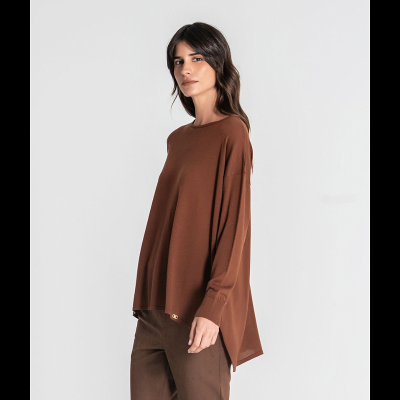 Camisola de malha fina, em castanho torrado, com manga comprida e decote redondo. O design oversize oferece um caimento solto e confortável, com comprimento mais alongado na parte traseira para um visual moderno e descontraído