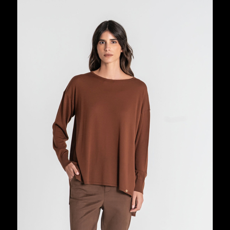 Camisola de malha fina, em castanho torrado, com manga comprida e decote redondo. O design oversize oferece um caimento solto e confortável, com comprimento mais alongado na parte traseira para um visual moderno e descontraído