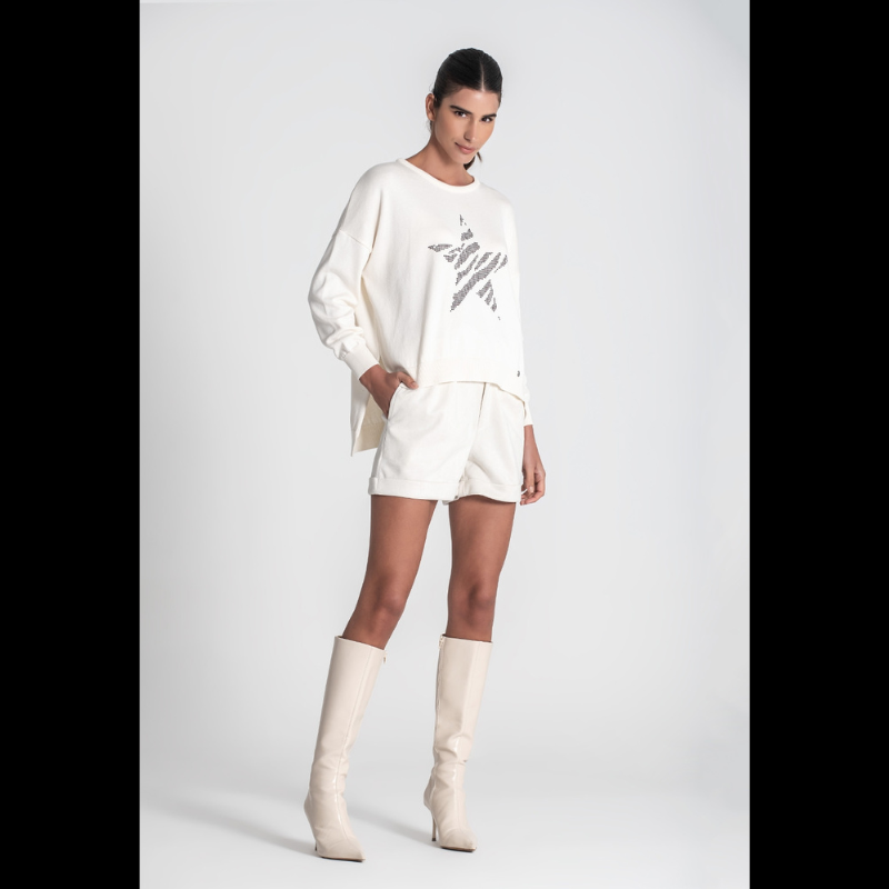 Camisola de decote redondo oversize, em crú, com estrela em preto.