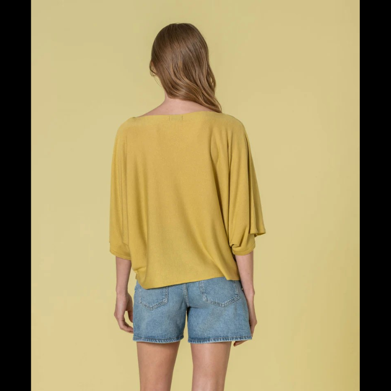 Camisola oversize em tom pistácio com decote redondo clássico. Corte generoso que proporciona conforto e liberdade de movimento, ideal para um visual descontraído e contemporâneo. Tecido de qualidade que mantém a forma e garante durabilidade. Peça versátil que combina facilmente com diferentes estilos, desde casual até mais elaborado. Perfeita para quem valoriza conforto sem abdicar de elegância.