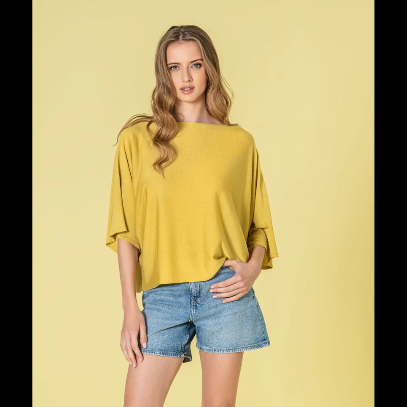 Camisola oversize em tom pistácio com decote redondo clássico. Corte generoso que proporciona conforto e liberdade de movimento, ideal para um visual descontraído e contemporâneo. Tecido de qualidade que mantém a forma e garante durabilidade. Peça versátil que combina facilmente com diferentes estilos, desde casual até mais elaborado. Perfeita para quem valoriza conforto sem abdicar de elegância.