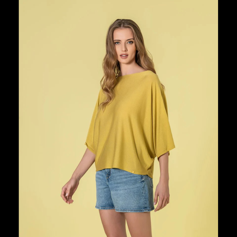 Camisola oversize em tom pistácio com decote redondo clássico. Corte generoso que proporciona conforto e liberdade de movimento, ideal para um visual descontraído e contemporâneo. Tecido de qualidade que mantém a forma e garante durabilidade. Peça versátil que combina facilmente com diferentes estilos, desde casual até mais elaborado. Perfeita para quem valoriza conforto sem abdicar de elegância.