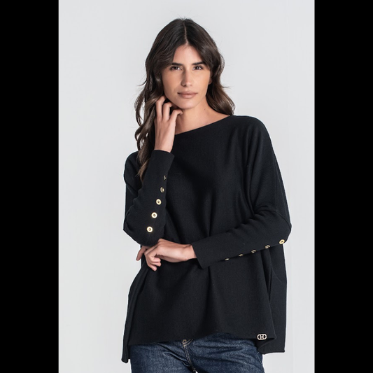 Camisola oversize, em preto, com botões em dourado no punho.