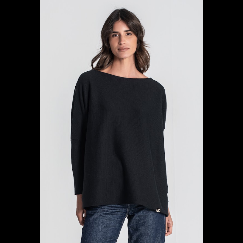 Camisola oversize, em preto, com botões em dourado no punho.
