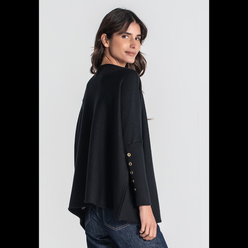 Camisola oversize, em preto, com botões em dourado no punho.