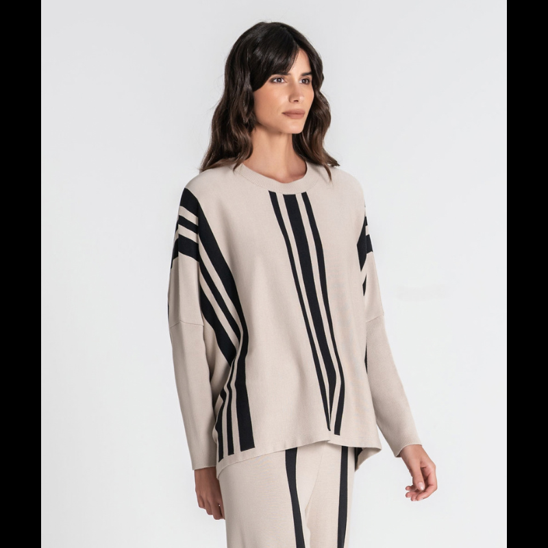 Camisola oversize em bege com riscas pretas, ideal para um estilo casual e confortável. O decote redondo e o corte generoso garantem liberdade de movimentos.