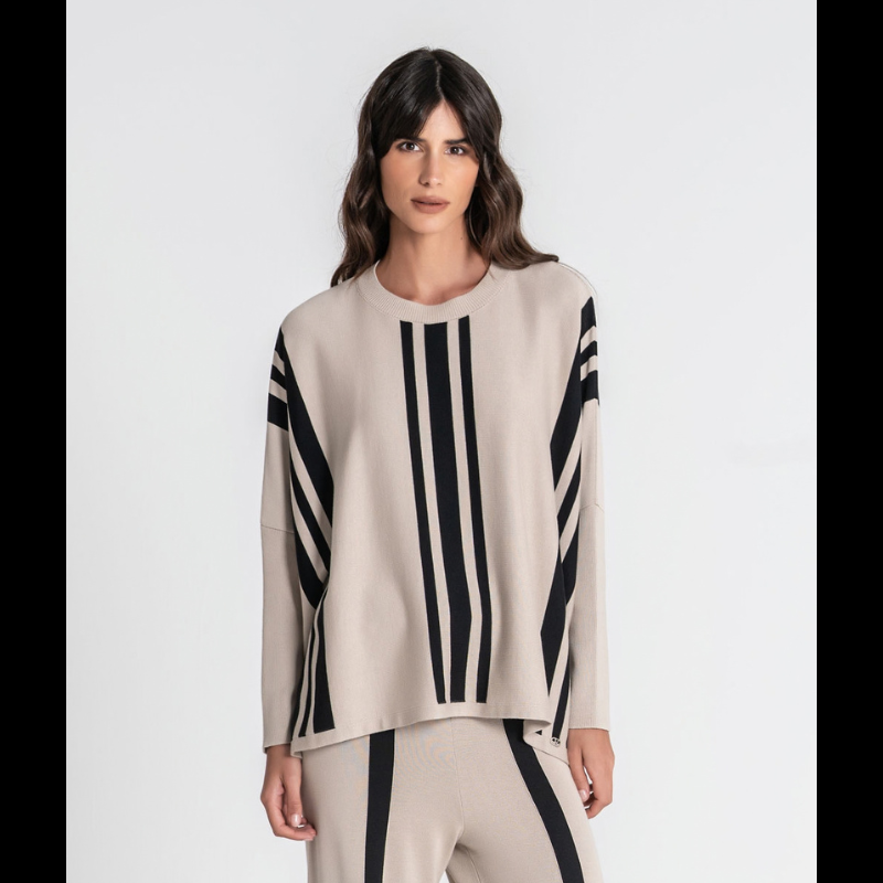 Camisola oversize em bege com riscas pretas, ideal para um estilo casual e confortável. O decote redondo e o corte generoso garantem liberdade de movimentos.