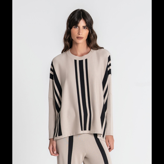Camisola oversize em bege com riscas pretas, ideal para um estilo casual e confortável. O decote redondo e o corte generoso garantem liberdade de movimentos.
