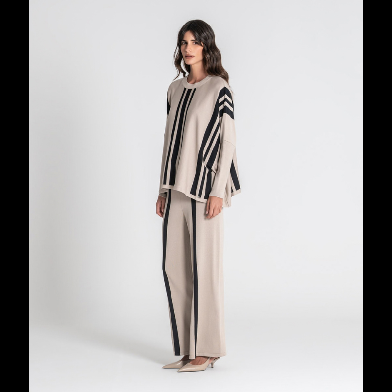 Camisola oversize em bege com riscas pretas, ideal para um estilo casual e confortável. O decote redondo e o corte generoso garantem liberdade de movimentos.