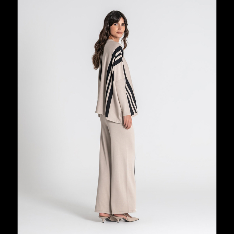 Camisola oversize em bege com riscas pretas, ideal para um estilo casual e confortável. O decote redondo e o corte generoso garantem liberdade de movimentos.