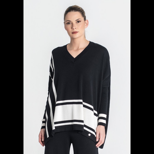 Camisola com decote em V oversize preta com riscas em branco.
Composição: 67% Liocel + 33% Algodão