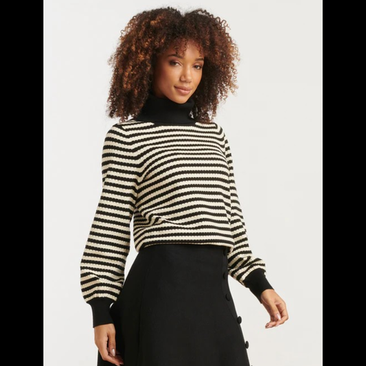 Camisola às riscas em preto e branco e de gola alta. Camisola de mangas compridas com volume.
Composição: 52%Viscose + 28%Poliéster + 20%Nylon
