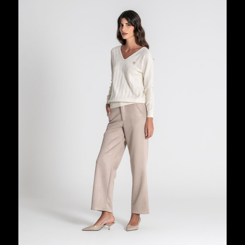 Camisola de malha fofinha com manga comprida e decote em V. Apresenta uma textura em relevo de losangos que confere profundidade e elegância ao design. A marca é destacada pela aplicação da chapa R em dourado no peito, um toque sofisticado que valoriza qualquer look. 