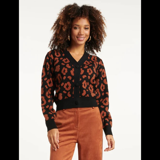 Casaco de decote em V com padrão animal print em preto e cognac. Fecha na frente com três botões forrados.
Composição: 52%Viscose + 28%Poliéster + 20%Nylon