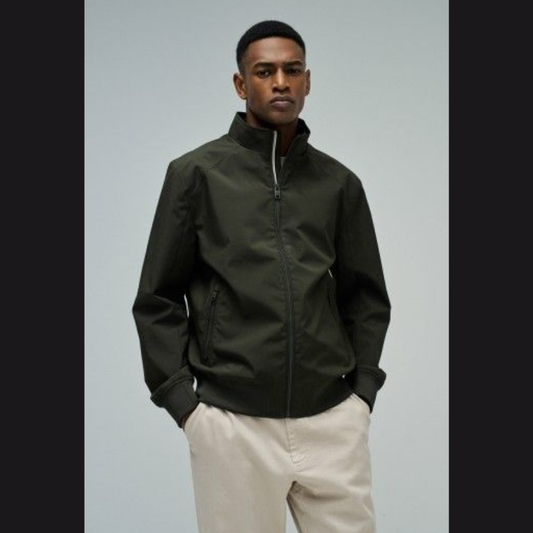 Casaco bomber em verde escuro. Casaco "regular fit" com elástico nos punhos e na cintura. Fecho frontal e fecho nos dois bolsos da frente e num interno.
Características: "Water repellent"& "Windproof"