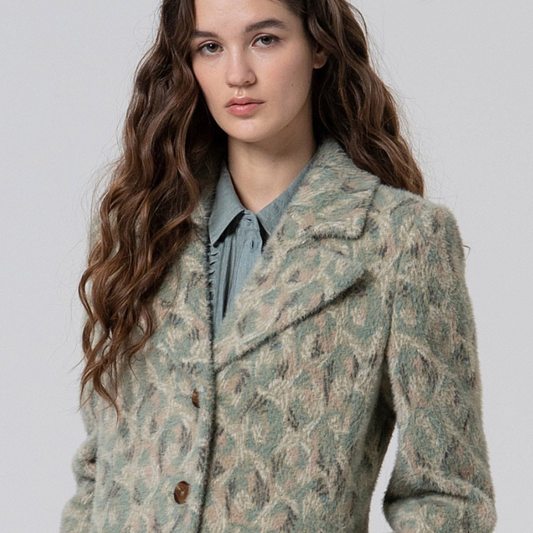 Casaco comprido com estampado suave em tons verdes. Forro estampado em verde escuro com quadrados em verde claro. Bolso na frente funcionais. Fecha na frente com quatro botões castanhos.
Composição: 62%Nylon + 38% Poliéster reciclado; Forro: 92%Poliéster + 8%Elastano; Pormenores: 100%Poliéster