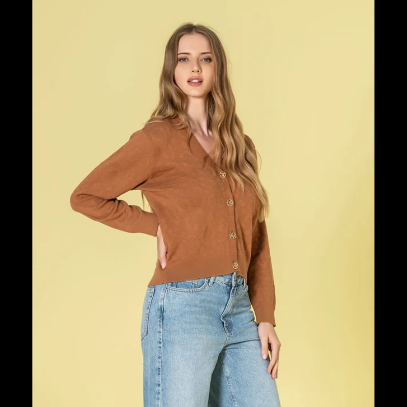 Casaco em tom caramelo com relevo animal print que traz profundidade e dinamismo ao seu estilo. O decote V proporciona uma linha elegante e alongadora, complementado por botões dourados com assinatura de marca que elevam o design. Peça de grande versatilidade, perfeita para composições sofisticadas tanto em contextos casuais como em momentos que exigem maior formalidade.