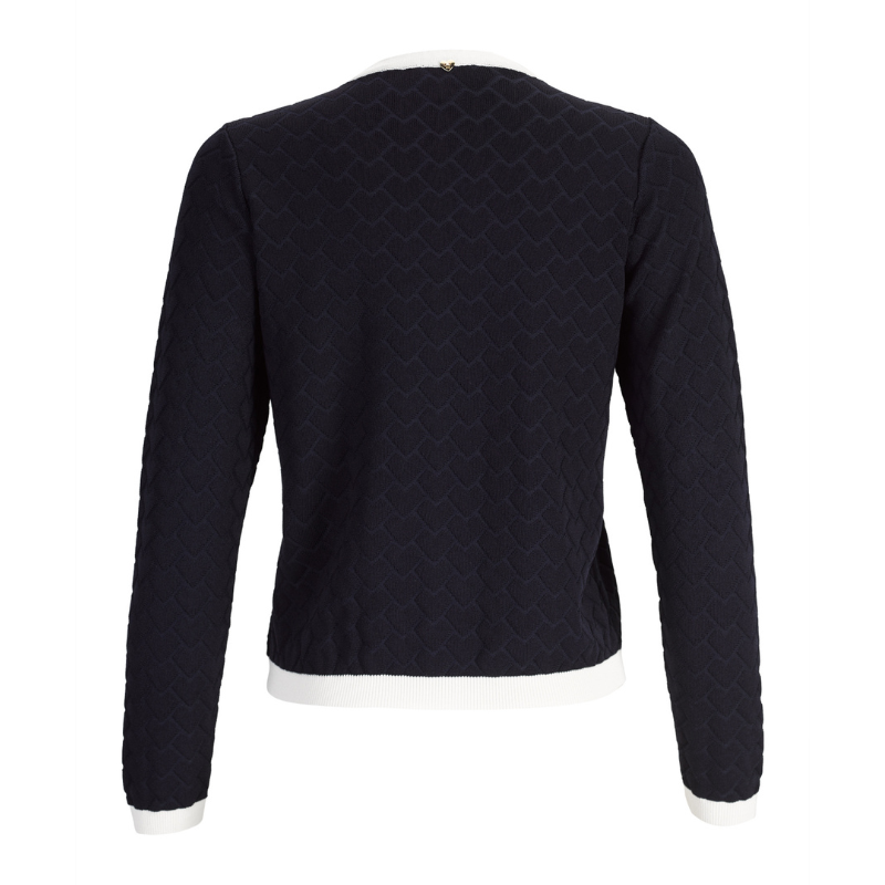 Casaco de malha jacquard, da linha Infinito, com decote redondo e mangas compridas que garantem intemporalidade, enquanto o padrão jacquard adiciona textura e profundidade onde conforto e elegância se encontram. Confecionado em malha suave e elástica, oferece um vestir estruturado e confortável para o dia a dia. O destaque especial vai para a fileira de botões em formato de coração, um detalhe feminino que confere personalidade sem excessos.