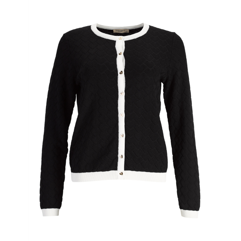 Casaco de malha jacquard, da linha Infinito, com decote redondo e mangas compridas que garantem intemporalidade, enquanto o padrão jacquard adiciona textura e profundidade onde conforto e elegância se encontram. Confecionado em malha suave e elástica, oferece um vestir estruturado e confortável para o dia a dia. O destaque especial vai para a fileira de botões em formato de coração, um detalhe feminino que confere personalidade sem excessos.