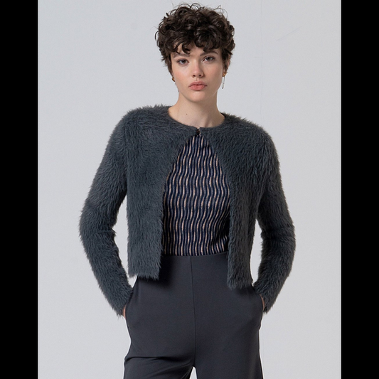 Casaco de tricô com efeito de pelo em cinza. Fecha no decote com uma colcheta.
Composição: 50%Algodão + 50%Nylon