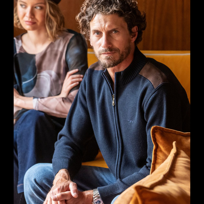 Casaco merino em marinho, com ombreiras e pormenor nos bolsos em castanho.