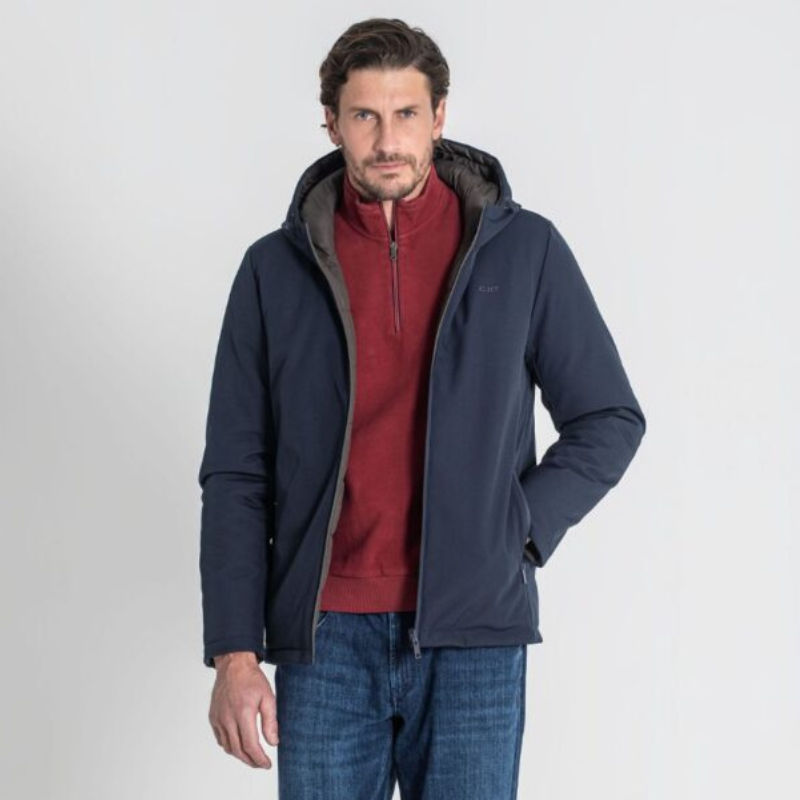 Blusão reversível com capuz em marinho liso de um lado e caqui escuro acolchoado do outro. Bolsos a fechar com fecho os dois lados do blusão. Capuz ajustável com elástico.