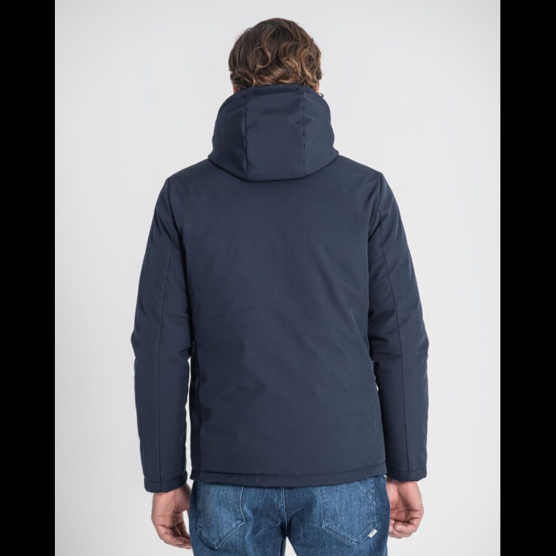 Blusão reversível com capuz em marinho liso de um lado e caqui escuro acolchoado do outro. Bolsos a fechar com fecho os dois lados do blusão. Capuz ajustável com elástico.