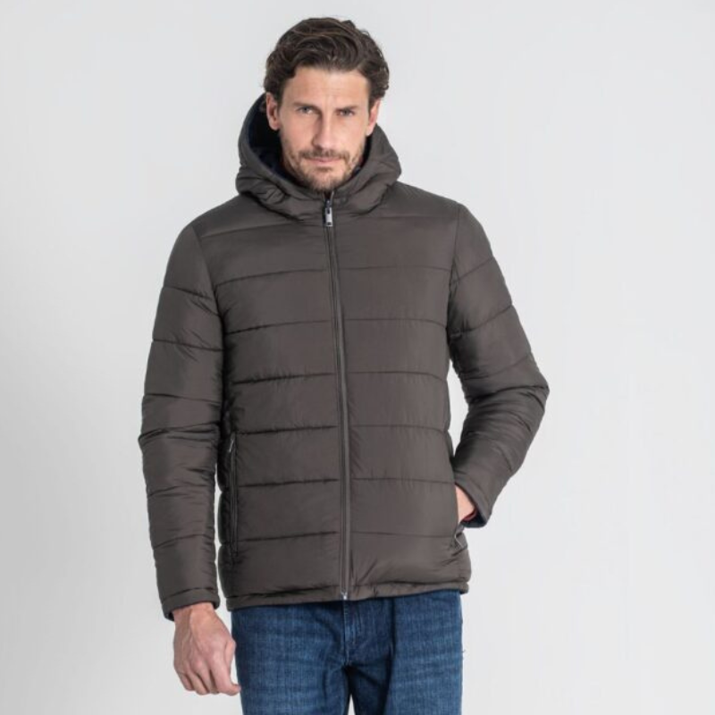 Blusão reversível com capuz em marinho liso de um lado e caqui escuro acolchoado do outro. Bolsos a fechar com fecho os dois lados do blusão. Capuz ajustável com elástico.