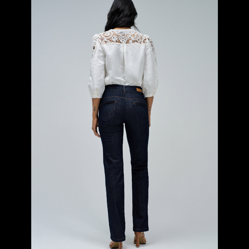 Calça de ganga secret chino, em azul escuro com efeito push in. Calça de cintura média com presilhas e perna straight. Abertura com fecho de correr e dois botões de gancho. Calça com bolsos frontais estilo chino e bolsos traseiros falsos.
Os Jeans Push in Secret proporcionam um efeito modelador para a silhueta mais elegante.
Composição: 75% Algodão + 23% Poliéster + 2% Elastano