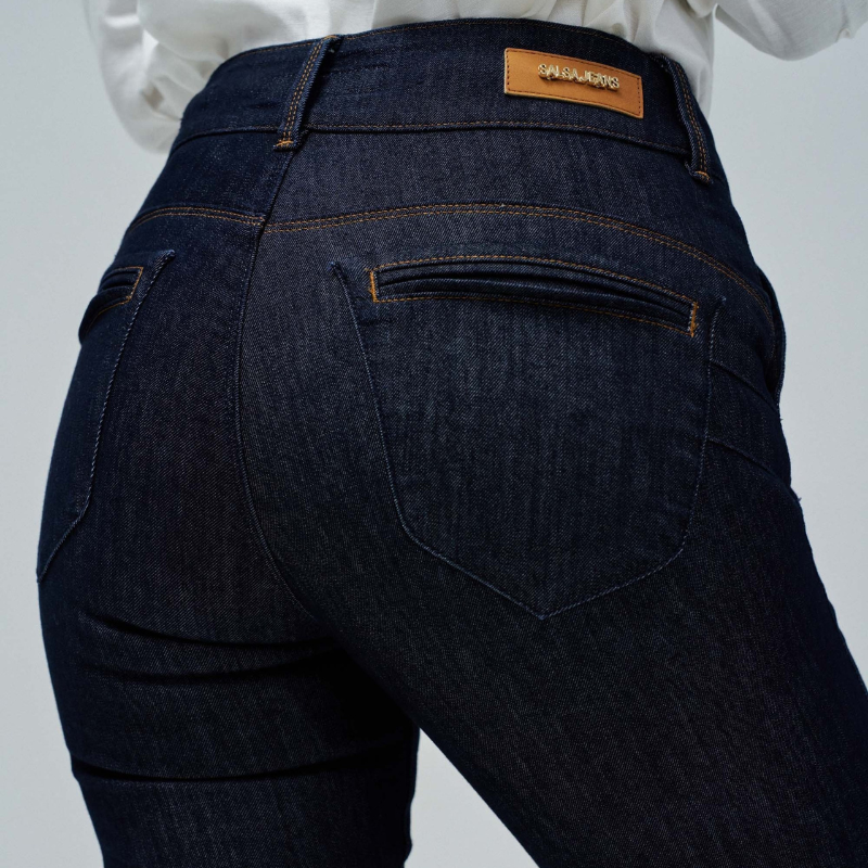 Calça de ganga secret chino, em azul escuro com efeito push in. Calça de cintura média com presilhas e perna straight. Abertura com fecho de correr e dois botões de gancho. Calça com bolsos frontais estilo chino e bolsos traseiros falsos.
Os Jeans Push in Secret proporcionam um efeito modelador para a silhueta mais elegante.
Composição: 75% Algodão + 23% Poliéster + 2% Elastano