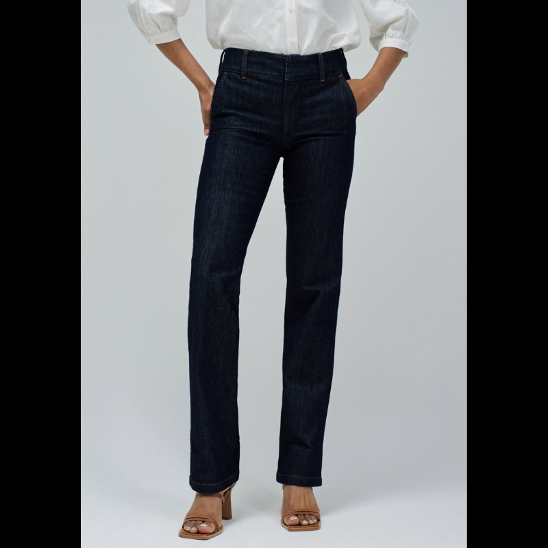 Calças de ganga secret chino, em azul escuro com efeito push in. Calças de cintura média com presilhas e perna straight. Abertura com fecho de correr e dois botões de gancho. Calças com bolsos frontais estilo chino e bolsos traseiros falsos.
Os Jeans Push in Secret proporcionam um efeito modelador para a silhueta mais elegante.
Composição: 75% Algodão + 23% Poliéster + 2% Elastano