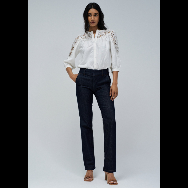 Calças de ganga secret chino, em azul escuro com efeito push in. Calças de cintura média com presilhas e perna straight. Abertura com fecho de correr e dois botões de gancho. Calças com bolsos frontais estilo chino e bolsos traseiros falsos.
Os Jeans Push in Secret proporcionam um efeito modelador para a silhueta mais elegante.
Composição: 75% Algodão + 23% Poliéster + 2% Elastano