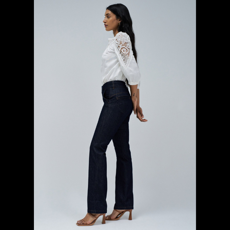 Calças de ganga secret chino, em azul escuro com efeito push in. Calças de cintura média com presilhas e perna straight. Abertura com fecho de correr e dois botões de gancho. Calças com bolsos frontais estilo chino e bolsos traseiros falsos.
Os Jeans Push in Secret proporcionam um efeito modelador para a silhueta mais elegante.
Composição: 75% Algodão + 23% Poliéster + 2% Elastano
